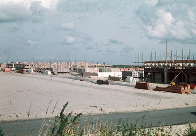 831371 Gezicht op de bouw van enkele flatgebouwen in de wijk Kanaleneiland te Utrecht.